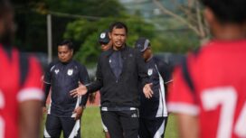 Pelatih Persipura, Ricardo Salampessy saat memberikan arahan 