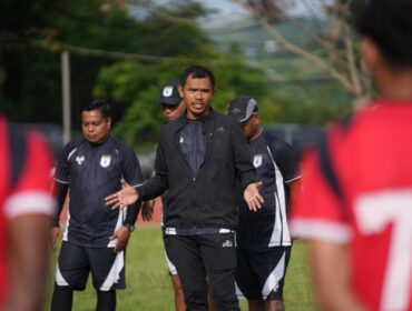 Pelatih Persipura, Ricardo Salampessy saat memberikan arahan 