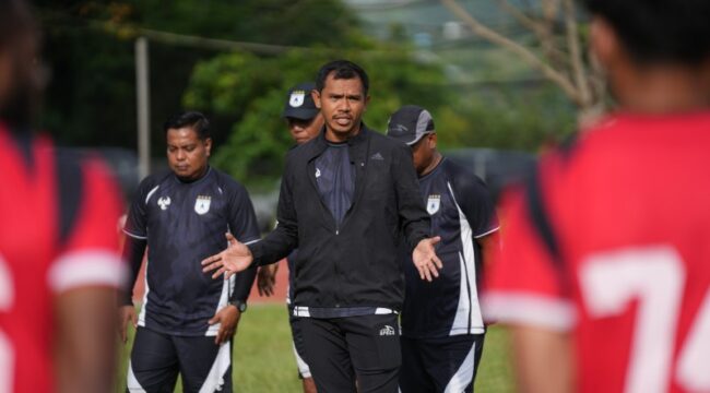 Pelatih Persipura, Ricardo Salampessy saat memberikan arahan 