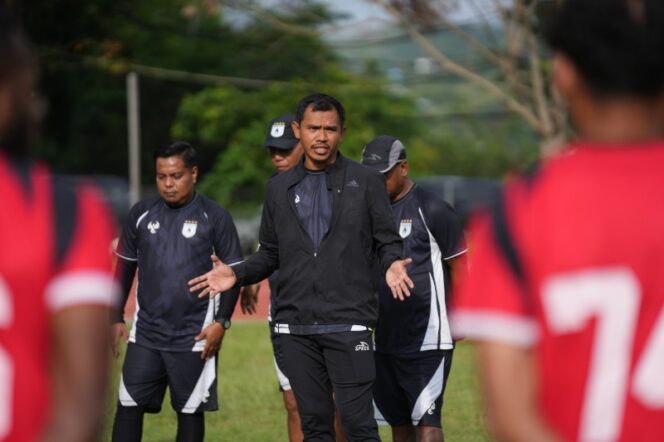 
					Pelatih Persipura, Ricardo Salampessy saat memberikan arahan 