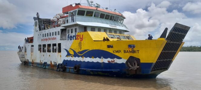 
					KMP Bambit, satu di antara tiga armada ASDP yang beroperasi di Kabupaten Asmat - dok ASDP Merauke for Euforia.id