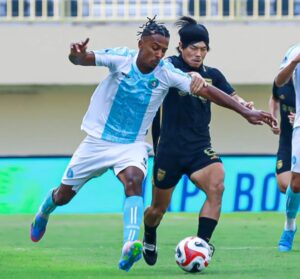 Pemain PSBS Biak berduel dengan pemain Borneo FC 