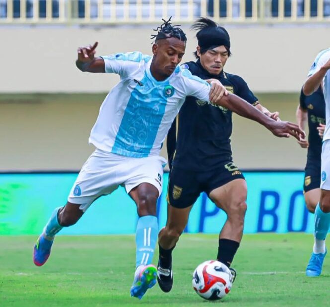 
					Pemain PSBS Biak berduel dengan pemain Borneo FC 