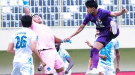 Duel pemain PSBS Biak dengan pemain Persik Kediri di Stadion Maguwoharjo, Sleman