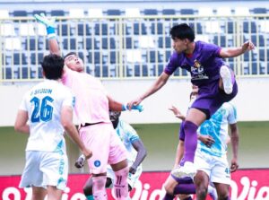 Duel pemain PSBS Biak dengan pemain Persik Kediri di Stadion Maguwoharjo, Sleman