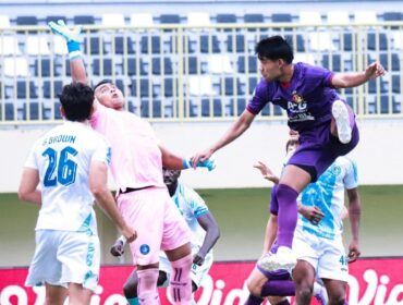 Duel pemain PSBS Biak dengan pemain Persik Kediri di Stadion Maguwoharjo, Sleman