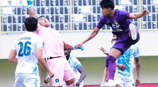 Duel pemain PSBS Biak dengan pemain Persik Kediri di Stadion Maguwoharjo, Sleman