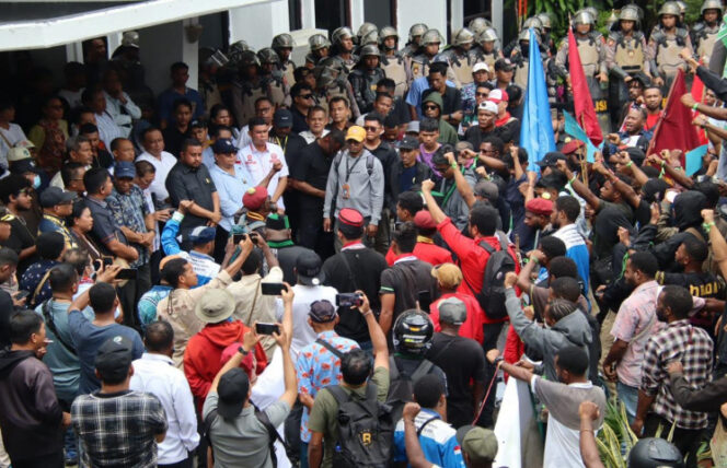 
					Aksi demo damai Cipayung Plus di Halaman Kantor DPR Papua / dok papua.go.id