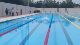 Tampak dua atlet renang NPCI Papua sedang mengikuti seleksi di Kolam Pemanasan Akuatik Kampung Harapan