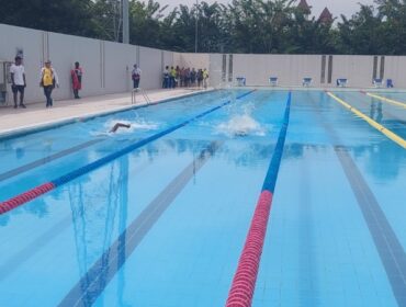 Tampak dua atlet renang NPCI Papua sedang mengikuti seleksi di Kolam Pemanasan Akuatik Kampung Harapan