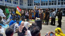 Pimpinan dan Anggota DPR Papua saat mendengarkan aspirasi Aliansi Cipayung Plus 