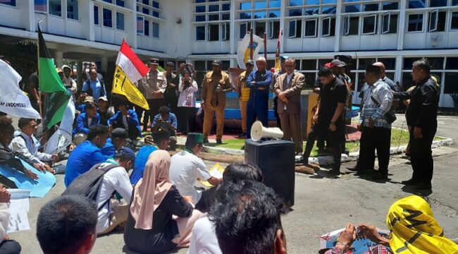 Pimpinan dan Anggota DPR Papua saat mendengarkan aspirasi Aliansi Cipayung Plus 