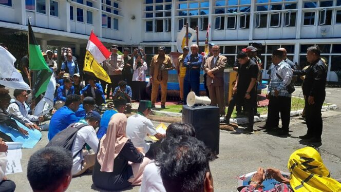 
					Pimpinan dan Anggota DPR Papua saat mendengarkan aspirasi Aliansi Cipayung Plus 