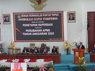 Pj Sekda Papua, Suzana Wanggai mewakili Gubernur Papua pada Rapat Paripurna Raperdasi Perubahan APBD Tahun Anggaran 2025