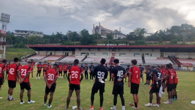 
					Skuad Persipura seusai berlatih di Stadion Mandala 