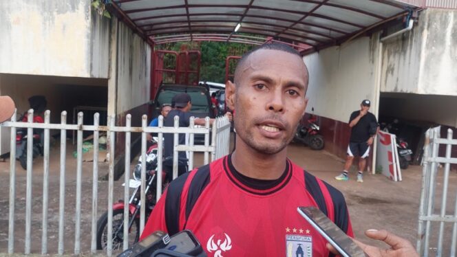 
					Bek kiri Persipura, Ruben Karel Sanadi