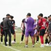 Pelatih Persipura, Ricardo Salampessy tampak memberikan arahan kepada anak asuhnya