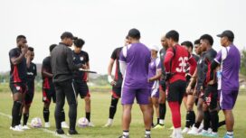 Pelatih Persipura, Ricardo Salampessy tampak memberikan arahan kepada anak asuhnya