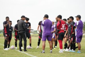 Pelatih Persipura, Ricardo Salampessy tampak memberikan arahan kepada anak asuhnya