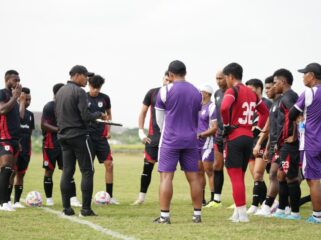 Pelatih Persipura, Ricardo Salampessy tampak memberikan arahan kepada anak asuhnya