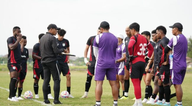 Pelatih Persipura, Ricardo Salampessy tampak memberikan arahan kepada anak asuhnya