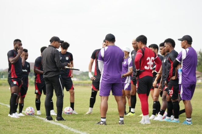 
					Pelatih Persipura, Ricardo Salampessy tampak memberikan arahan kepada anak asuhnya