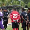 Ricardo Salampessy memberikan arahan kepada para pemain Persipura