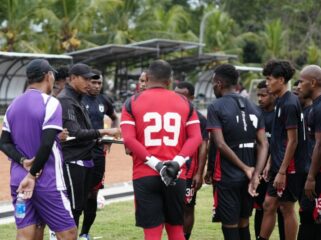 Ricardo Salampessy memberikan arahan kepada para pemain Persipura