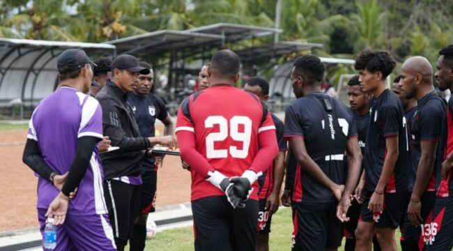 Ricardo Salampessy memberikan arahan kepada para pemain Persipura