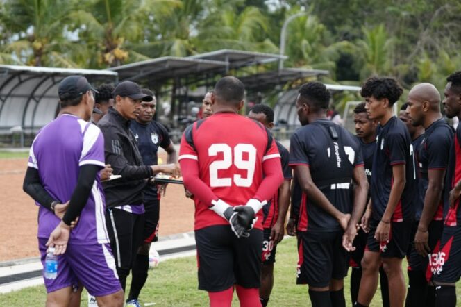 
					Ricardo Salampessy memberikan arahan kepada para pemain Persipura