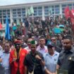 Massa dari Gerakan Cipayung Plus bersama Pimpinan dan anggota DPR Papua usai penyampaian aspirasi 
