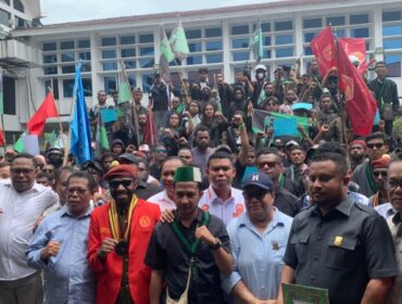 Massa dari Gerakan Cipayung Plus bersama Pimpinan dan anggota DPR Papua usai penyampaian aspirasi 
