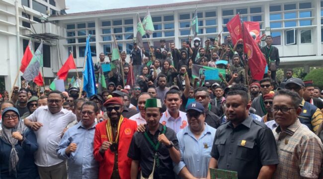 Massa dari Gerakan Cipayung Plus bersama Pimpinan dan anggota DPR Papua usai penyampaian aspirasi 