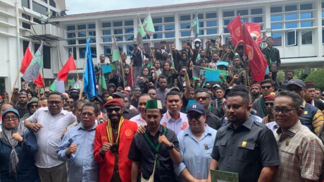 
					Massa dari Gerakan Cipayung Plus bersama Pimpinan dan anggota DPR Papua usai penyampaian aspirasi 