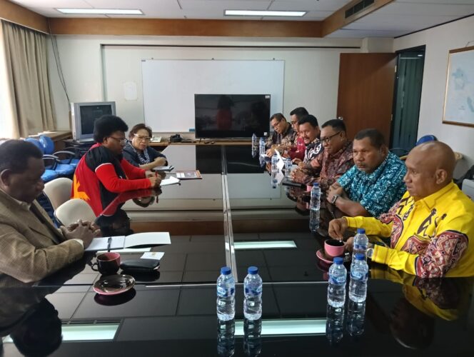 
					Pertemuan Bupati Biak Numfor, Markus O Mansnembra,SH,MM dan   jajaran bersama Duta Besar PNG untuk RI, Simon Namis di Kedubes PNG, Jakarta, Senin (1/9)