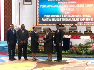 Penyerahan laporan hasil reses dan kerja Pansus DPR Papua kepada Pemprov 