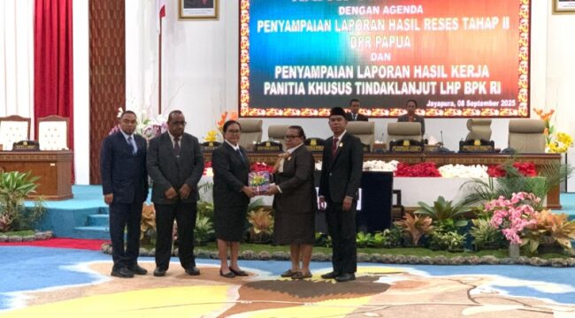 Penyerahan laporan hasil reses dan kerja Pansus DPR Papua kepada Pemprov 