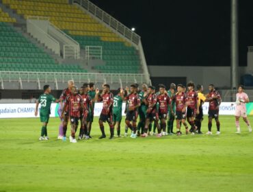 Skuad Persipura Jayapura dan Persipal Palu usai kedua tim bertanding di Stadion BJ Habibie, Parepare