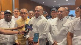 Matius D. Fakhiri dan Aryoko Rumaropen dalam sesi wawancara usai putusan MK 