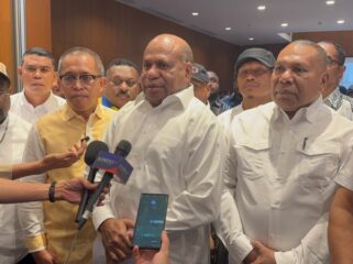Matius D. Fakhiri dan Aryoko Rumaropen dalam sesi wawancara usai putusan MK 
