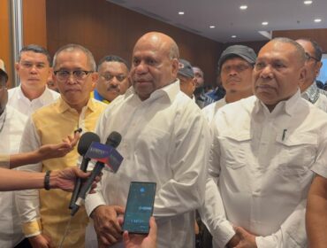 Matius D. Fakhiri dan Aryoko Rumaropen dalam sesi wawancara usai putusan MK 
