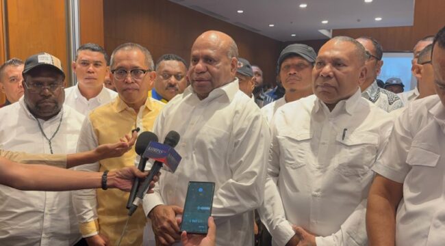 Matius D. Fakhiri dan Aryoko Rumaropen dalam sesi wawancara usai putusan MK 