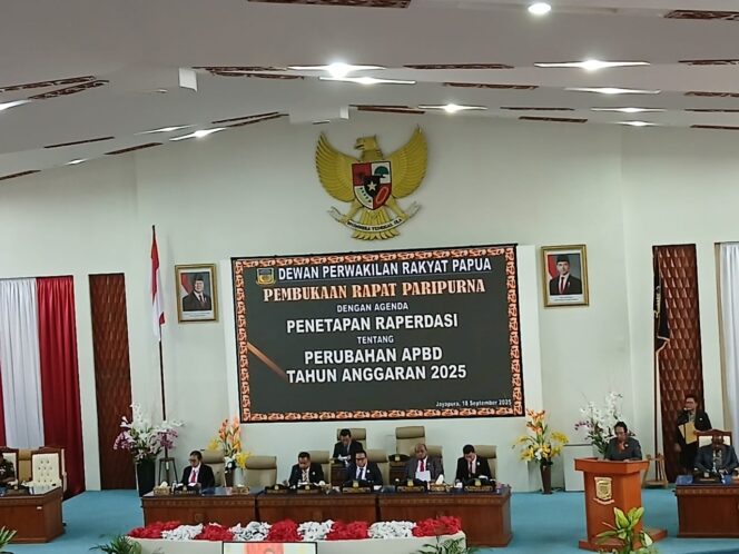 
					Suasana rapat paripurna DPR Papua Bahas Perubahan APBD 2025  