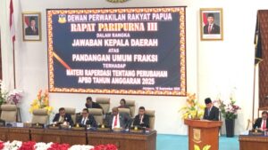 Pj Gubernur Papua, Agus Fatoni saat menyampaikan jawaban atas pandangan umum Fraksi terhadap materi Raperdasi tentang perubahan APBD 2025
