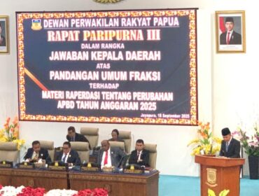Pj Gubernur Papua, Agus Fatoni saat menyampaikan jawaban atas pandangan umum Fraksi terhadap materi Raperdasi tentang perubahan APBD 2025