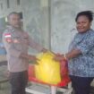 Kapolsek Web, Ipda Berlin Tjo'e menyerahkan bantuan yang diterima oleh Ibu Kepala Distrik Web, Rabu (24/9/2025).