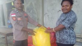 Kapolsek Web, Ipda Berlin Tjo'e menyerahkan bantuan yang diterima oleh Ibu Kepala Distrik Web, Rabu (24/9/2025).