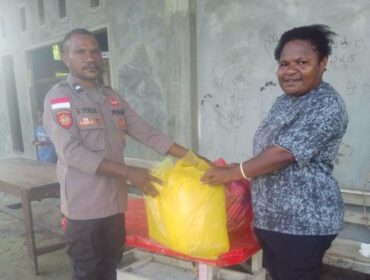 Kapolsek Web, Ipda Berlin Tjo'e menyerahkan bantuan yang diterima oleh Ibu Kepala Distrik Web, Rabu (24/9/2025).
