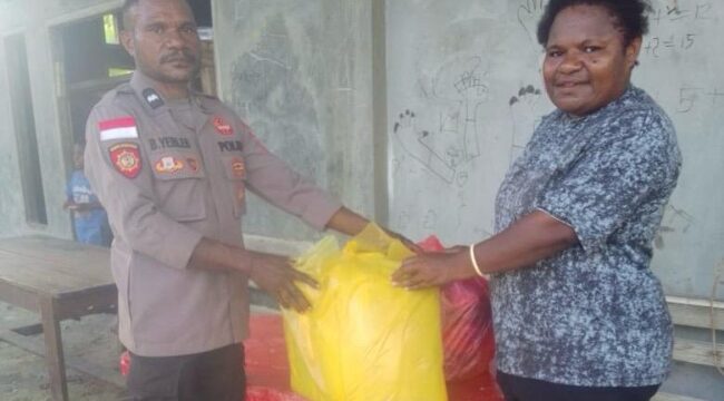 Kapolsek Web, Ipda Berlin Tjo'e menyerahkan bantuan yang diterima oleh Ibu Kepala Distrik Web, Rabu (24/9/2025).