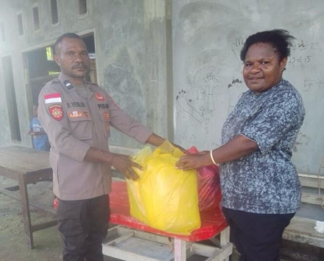
					Kapolsek Web, Ipda Berlin Tjo'e menyerahkan bantuan yang diterima oleh Ibu Kepala Distrik Web, Rabu (24/9/2025).